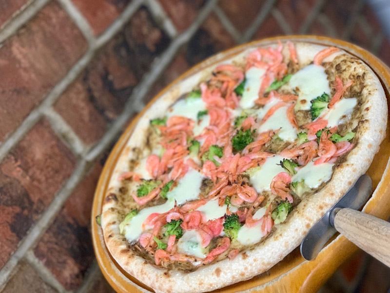 季節メニュー　ばっけ味噌とサクラエビのピザ